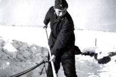 Soldat bei Schneeräumungsarbeiten in Winterstellung
