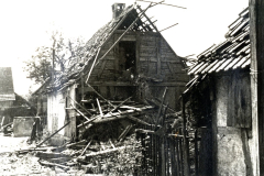 Zerstörtes Wohnhaus mit eingestürztem Dach und Trümmern