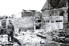 Soldat in Trümmern einer zerstörten Ortschaft