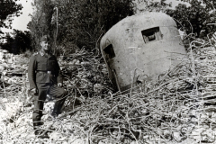 Deutscher Soldat neben zerstörtem Bunker oder Befestigungswerk