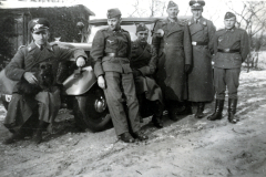 Luftwaffenoffiziere und Soldaten mit Kraftfahrzeug