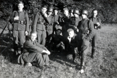 Soldatengruppe bei Lagebesprechung im Gelände