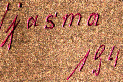 Archivmarkierung auf Korkoberfläche mit handschriftlichen Nummern