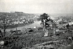 Flusstal mit Industrieanlagen und Siedlung, Osteuropa
