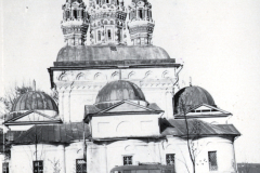 Russisch-orthodoxe Kirche mit Militärfahrzeug, Osteuropa