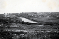 Stadtansicht mit Fluss und Eisenbahnlinie, Osteuropa