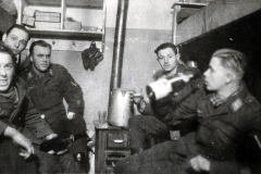 Soldaten in Unterkunft bei Mahlzeit