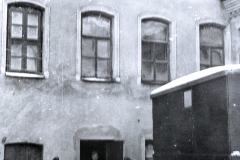 Gebäude mit Personen und Lastkraftwagen im Schnee
