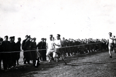 Sportveranstaltung mit Zuschauern und Läufern, Zweiter Weltkrieg