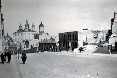 Zerstörte Stadt mit orthodoxen Kirchen und Kriegsschäden