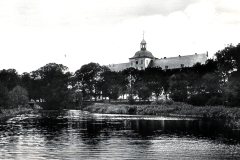 Schloss an Flusslandschaft mit Kuppelgeb?ude