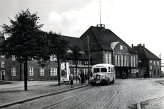 Marktplatz mit Omnibus und öffentlichen Gebäuden