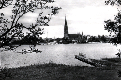 Stadtansicht mit Kirche und Flussanleger