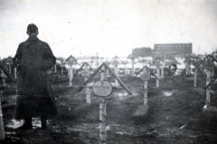 Soldat auf Friedhof mit Kriegsgräbern