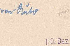 Rückseite eines Fotos mit Handschrift und Datumsstempel
