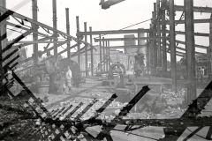 Zerstörte Industrieanlage mit Stahlkonstruktion und Trümmern
