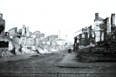 Zerstörte Stadt mit Kirchengebäuden im Hintergrund