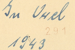 Handschriftliche Notiz mit Nummern und Initialen