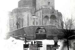 Kirche mit Wegweisern im Schnee, Winteraufnahme