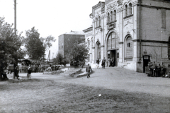 Straßenszene mit Synagoge und Zivilbevölkerung in Osteuropa