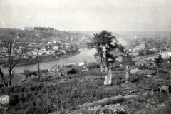 Flusstal mit Industrieanlagen und Siedlung, Osteuropa