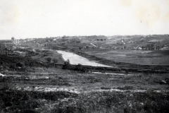 Stadtansicht mit Fluss und Eisenbahnlinie, Osteuropa