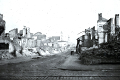 Zerstörte Stadt mit Kirchengebäuden im Hintergrund