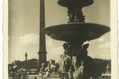 Brunnen und Obelisk in einem Pariser Platz, 1940er Jahre