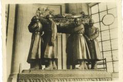 Soldatenskulptur mit vier Soldaten in Uniformen und Stahlhelmen, Paris 1940er Jahre
