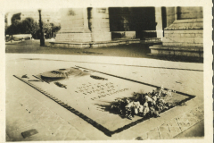 Kriegerdenkmal mit Inschrift und Blumenschmuck in Paris, 1940er Jahre