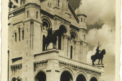 Sacr?-C?ur-Basilika in Paris mit Reiterstatuen, 1940er Jahre