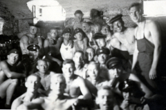 SS-Angehörige und Zivilisten bei Versammlung, 1933
