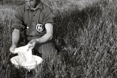 SS-Angehöriger bei landwirtschaftlicher Tätigkeit