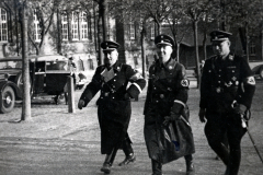 SS-Angehörige in Uniform bei Veranstaltung, 1933