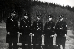 F?nf SS-Offiziere in Uniform mit Abzeichen und Rangabzeichen