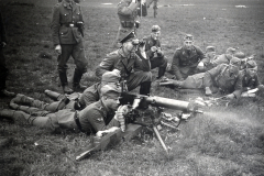 SS-Angehörige bei Waffendemonstration mit Maschinengewehr