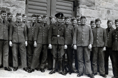 Gruppenaufnahme von SS-Angehörigen in Uniform