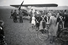 Zivilbevölkerung und Militär bei Flugzeugbesichtigung auf Flugplatz