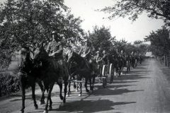 Berittene SS-Einheit auf Landstraße