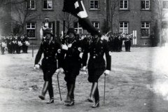 SS-Flaggenparade vor Backsteingebäude, 1933