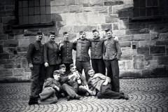 Gruppe von SA-Männern in Uniform vor Steinmauer