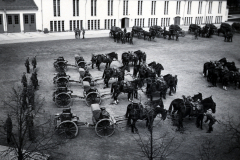 Pferdekarren und Kutschen auf Kasernenhof, 1933