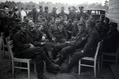 SS-Angehörige mit Zivilist bei Gruppenaufnahme, 1933