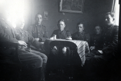 SS-Angehörige in Innenraum, 1930er Jahre