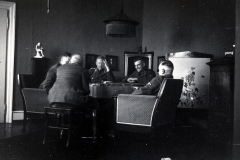 SS-Offiziere bei Besprechung in Innenraum