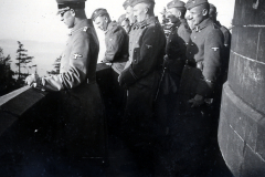 Militärische Inspektionsgruppe in Uniform mit Adlerabzeichen