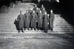 SS-Angehörige in Gruppenaufstellung auf Freitreppe