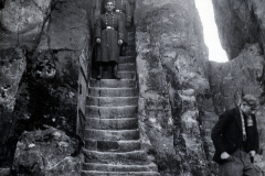 SS-Angehörige auf Treppe in Burgruine