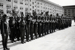 SS-Angehörige in Reih und Glied auf Hofplatz vor Kasernengebäude