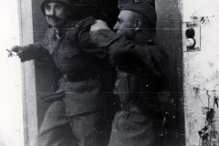 SS-Angehörige in Innenraum, 1933